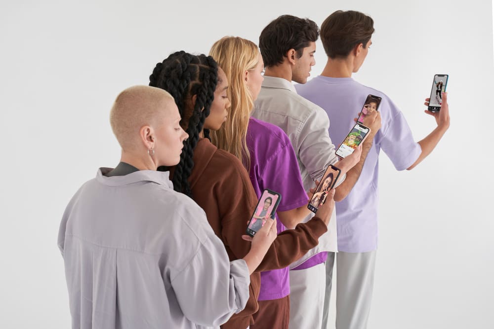 Social Media nel 2026 essere ovunque o costruire community verticali