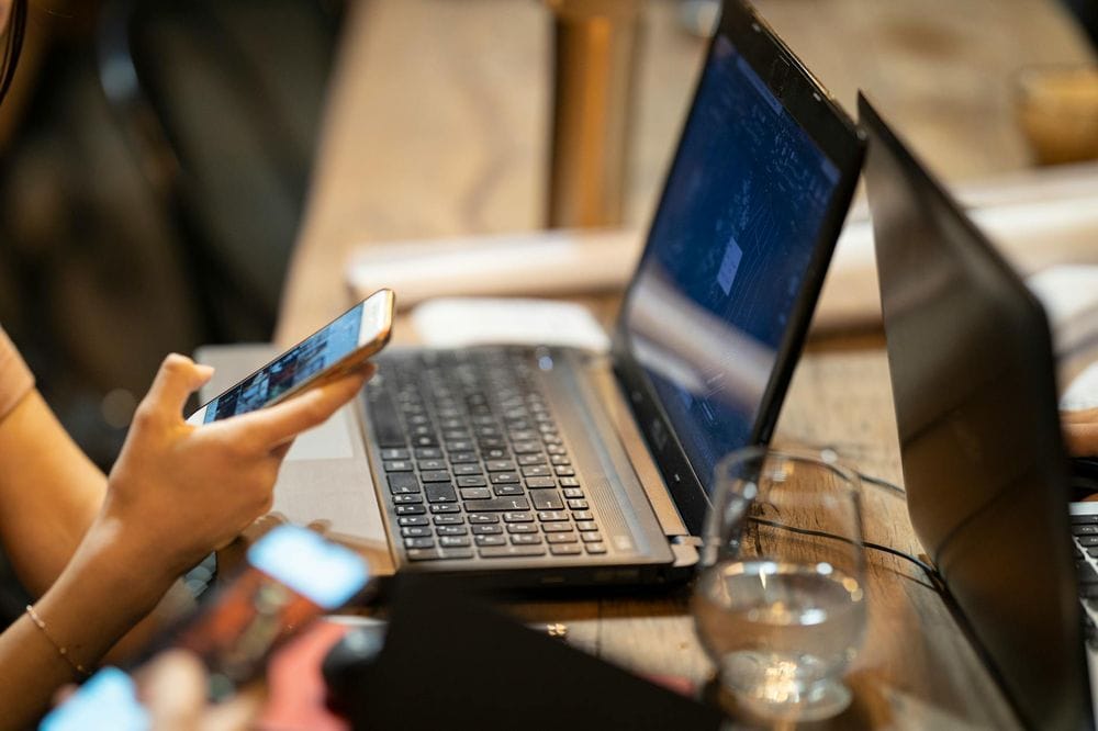Persona che utilizza uno smartphone in un negozio