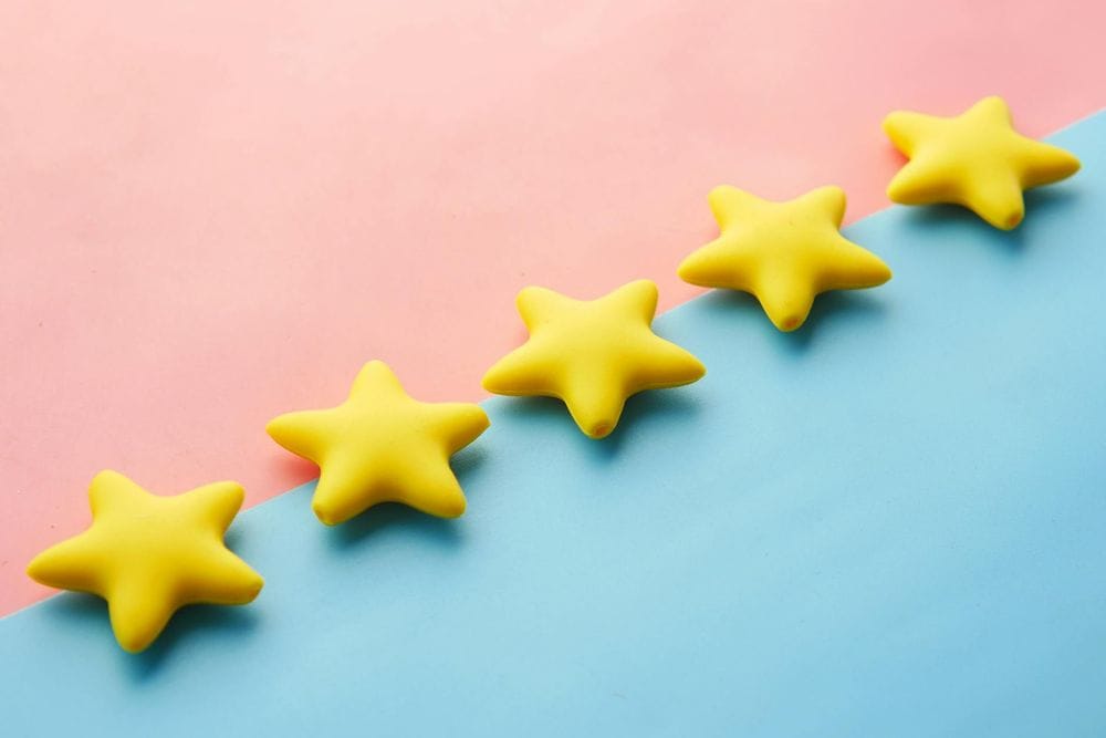 Recensioni clienti positive con stelle e commenti