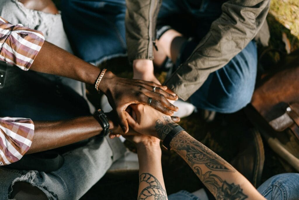 Gruppo di persone unite in una community chiusa