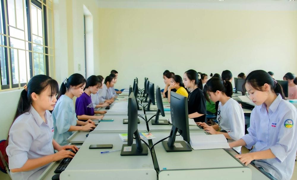 Una persona che utilizza un computer per la ricerca