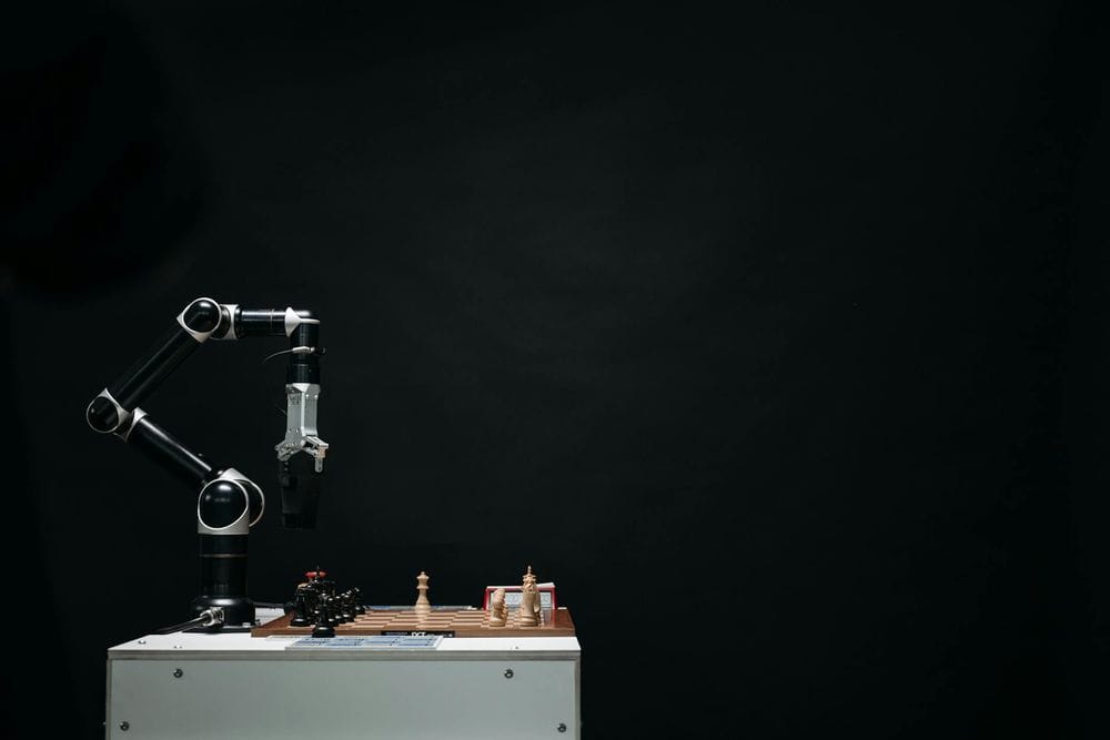 Intelligenza artificiale e robot che lavorano insieme