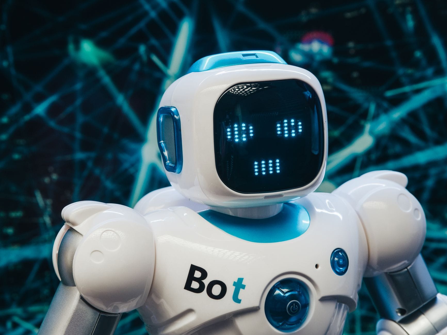 Un robot analizza dati su un computer per migliorare la qualità dei contenuti